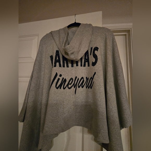 Poncho - Picture 4 of 7